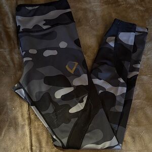 Women's Camouflage Leggings - Black and Gray